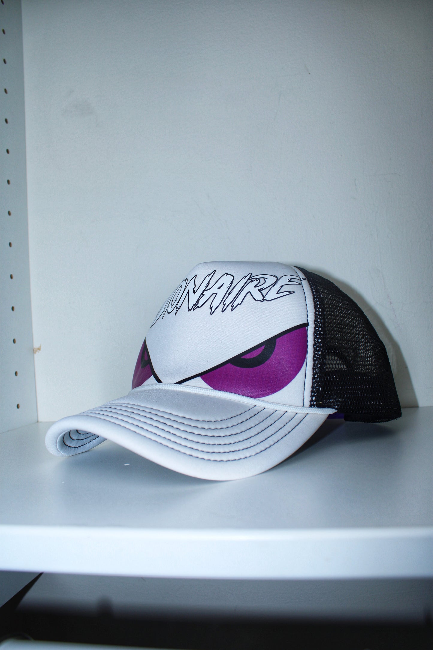 WHiTE ViSiON TRUCKER HAT